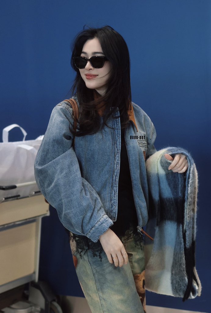 kaijeaw__19's tweet image. พี่ชาวีจะถอดเสื้อคลุมทำไม😭😭😭😭