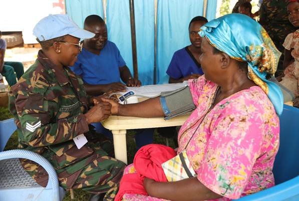 Plus de 100 personnes du quartier Nzuma, à Beni (#NordKivu), ont reçu des soins gratuits grâce à l’équipe médicale du bataillon tanzanien de la #MONUSCO et au centre de santé local. Une action concrète qui renforce l'accès aux soins et la protection des civils.