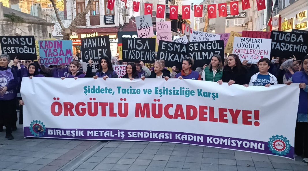 BirlesikMetal's tweet photo. 📢Şiddet ve Tacize Karşı Mücadelemizde Tarihi Bir Kazanım👇

🔴ILO 190, MESS GRUP TOPLU İŞ SÖZLEŞMESİNE GİRDİ!

22 Ocak 2026 Perşembe günü imzaladığımız 2025-2027 Dönemi MESS Grup Toplu İş Sözleşmesinde (MESS Grup TİS), maddi kazanımların yanı sıra sendikamızın şiddet, taciz ve toplumsal cinsiyet eşitsizliğine karşı kararlılıkla sürdürdüğü mücadele açısından çok önemli kazanımlar da elde edildi. Uluslararası Çalışma Örgütü’nün (ILO) 190 sayılı Şiddet ve Taciz Sözleşmesi ve 206 sayılı Tavsiye Kararı, Türkiye’de özel sektörün en büyük toplu iş sözleşmesi olan MESS Grup TİS’e girdi.

2019 yılında Uluslararası Çalışma Konferansında kabul edilen ILO 190 Sözleşmesi, iş yaşamında toplumsal cinsiyete dayalı şiddet ve taciz de dahil olmak üzere her türlü şiddet ve tacizi ele alan, bu alanda açık ve bağlayıcı bir çerçeve ortaya koyan ilk uluslararası sözleşmedir. Bugüne kadar 54 ülke tarafından onaylanan bu sözleşme, ne yazık ki Türkiye tarafından hâlâ onaylanmamıştır.

Şiddet ve tacizden arındırılmış güvenli bir çalışma yaşamı hepimizin hakkıdır. Bu nedenle Birleşik Metal-İş Sendikası olarak, Kadın Komisyonumuzun öncülüğünde, yıllardır ILO 190’ın hem onaylanması hem de toplu iş sözleşmeleri yoluyla hayata geçirilmesi için mücadelemizi sürdürüyoruz.

Bu mücadele kapsamında MESS Grup TİS teklifimizde, ILO 190’ı esas alan işyeri politikaları ve prosedürlerinin oluşturulması talebine yer verdik. Müzakere sürecinde kabul edilmeyen bu talep, 22 Ocak’ta MESS ile yapılan son görüşmede kabul edilerek sözleşmeye girdi.

Sözleşmemizde yer alan “Çalışma Yaşamında Şiddet ve Tacizin Sonlandırılması” başlıklı 77. Madde, şu düzenlemeleri içeriyor:

“MESS ve Birleşik Metal-İş Sendikası, işyerinde başta toplumsal cinsiyete dayalı şiddet ve taciz olmak üzere her türlü taciz ve şiddetin kabul edilemez olduğu gerçeğinden hareketle ciddi ekonomik ve sosyal sonuçları olabilecek bu hususun üstesinden gelmeyi ortak sorunları addederler.

Taraflar, tüm çalışanların şiddet ve taciz karşısında korunmasının temel bir kişilik hakkı olduğu ve herhangi bir cinsiyet ayrımı yapılmaksızın tüm çalışanların şiddet ve tacizden uzak bir çalışma hakkına sahip olmaları gerektiği, bu çerçevede güvenli, sağlıklı ve insana yakışır, şiddet ve tacizden arındırılmış bir çalışma düzeninin yaygınlaştırılmasına yönelik şekilde çalışacaklarını kabul ederler.

Taraflar, çalışma yaşamında şiddet ve tacizin önlenmesi ile ilgili konularda izleyecekleri yol haritasını belirlemek üzere periyodik olarak toplanırlar. Bu toplantılar, yılda iki kereden aşağı olamaz.

İşveren, işyerinde toplumsal cinsiyete dayalı şiddet ve tacizi önlemek için, ILO 190 sayılı Şiddet ve Taciz Sözleşmesini ve 206 sayılı Tavsiye Kararını kendi politikalarına veya bağlı bulunduğu grup şirketinin politikalarına uygun olacak şekilde referans alan İşyeri Politikası ve Prosedürü geliştirmeyi hedefler.” (Bu paragraf sözleşmeye yeni eklenmiştir)

EV İÇİ ŞİDDETE İLİŞKİN DÜZENLEME DE TİS'TE

Kadın Komisyonumuzun önerisiyle TİS teklifimizde, ev içi şiddete maruz kalan işçilerin korunmasına yönelik düzenlemelere de yer vermiştik. Bu kapsamda;

➡️ İşçinin çalışma koşullarının kolaylaştırılması,
➡️Gerekli güvenlik önlemlerinin alınması

taleplerimiz kabul edilerek sözleşmeye girdi.

Sözleşmenin “Olumsuz Eylemlere İlişkin Düzenlemeler” başlıklı maddesi şu şekilde düzenlendi:

“Çalışanın ev içi şiddete maruz kaldığı tespit edilirse, kendisinin bu durumdan kaynaklanan ihtiyaçları dikkate alınarak çalışma koşullarının mümkün olan ölçüde kolaylaştırılmasına özen gösterilir.

İşveren ev içi şiddete maruz bırakıldığı tespit edilen çalışanın, işyeri sınırları içinde güvenliğini sağlamaya yönelik tedbirleri almaya özen gösterir.”

BU DAHA BAŞLANGIÇ, MÜCADELEYE DEVAM!

Sendikamız üyesi kadın işçilerin mücadelesiyle MESS Grup TİS’te elde edilen bu kazanımlar, yalnızca Birleşik Metal-İş üyelerinin değil, Grup TİS kapsamındaki tüm metal işçisi kadınların hayatlarına dokunacaktır. Bu kazanımlar, diğer işkollarındaki kadın işçiler için de emsal oluşturacak niteliktedir.

Birleşik Metal-İş Sendikası olarak iş yaşamında toplumsal cinsiyet eşitliğinin sağlanması, şiddet ve tacizin son bulması için mücadelemizi kararlılıkla sürdüreceğiz.

BİRLEŞİK METAL-İŞ SENDİKASI
GENEL YÖNETİM KURULU

#ILO190 #ŞiddetveTacizeSon #EşitlikİçinSendika