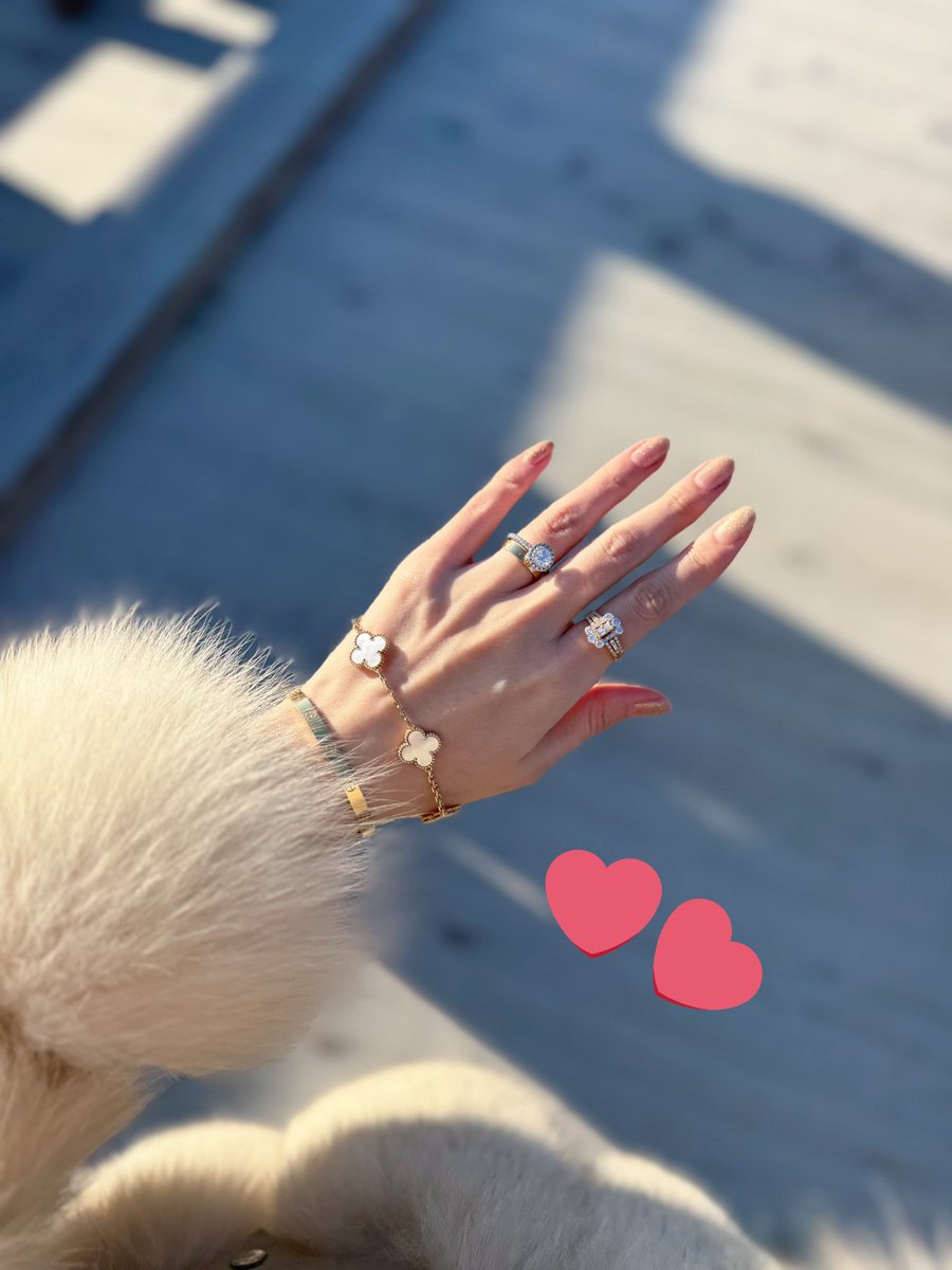 左手にうっとり✨✨💛🤍