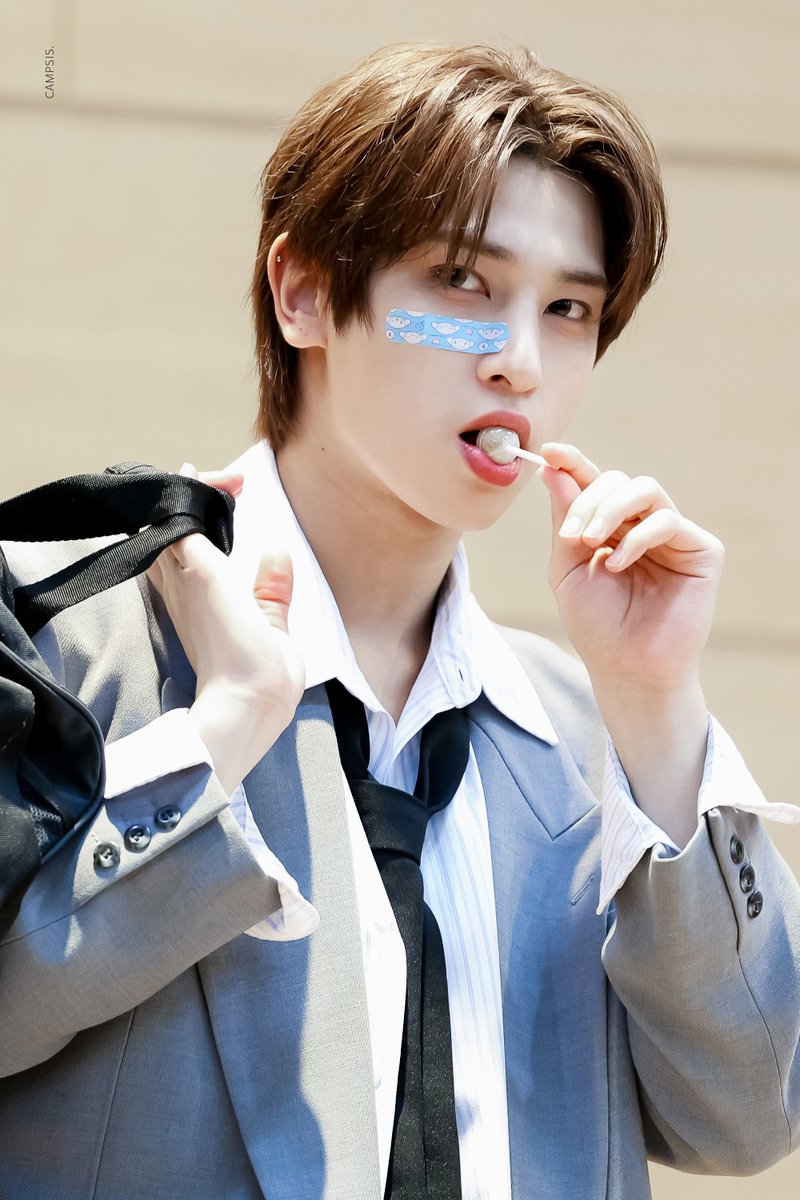 CAMPSIS1207's tweet photo. 251025 뮤빗

약간의 날티남과 까리함이 날 미치게 해

#BAE173 #HANGYUL #한결 
#이한결 #하염없이_어여쁜결 https://t.co/1VXAsoHHV5