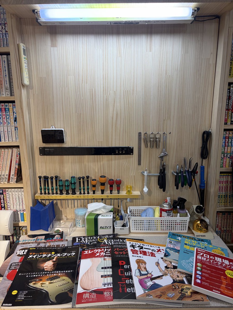 astronauts7koma's tweet photo. 自分でギターのメンテナンスをしたい人のためのスペースを作りました。まだこれからも充実させていく予定ですが、弦の張り替え、ネックの反り、弦高、オクターブ調整のための工具などがあります。本いっぱい用意したんで読んでもらって、あとは自己責任でお願いします。 https://t.co/4IAkkfVIVH