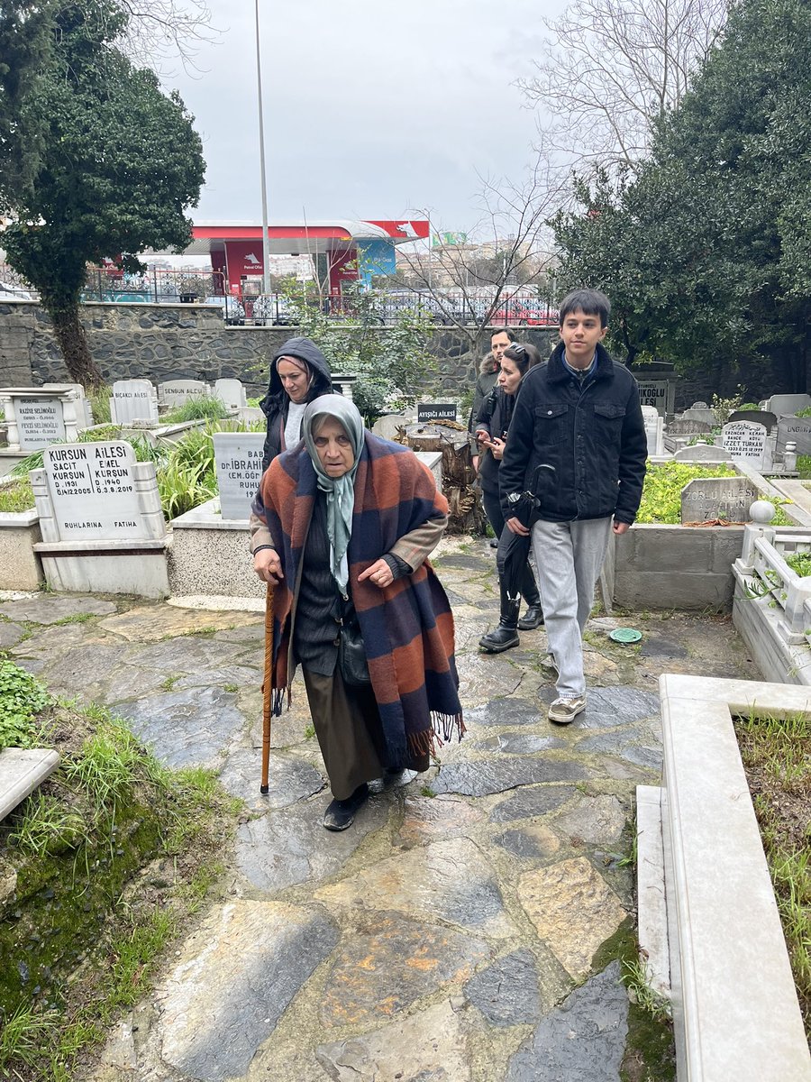 Latife teyze Gebze’den gelmiş Ahmet’in bahçesine. Yürürken omuzlarında hissettim o sorumluluğu. Beli büküktü ama onuru dimdikti.

Ahmet, Türk ulusunun ortak davasıdır..