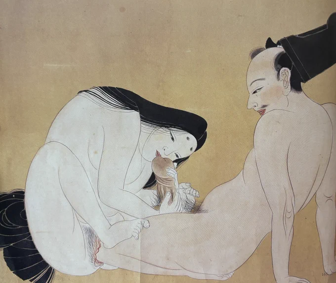 吸茎も描きたいし、女の陰門あたりの表現も凝りたい‥という絵師の筆の迷いなのか、膝を陰門へ吸い付かせるという謎めいた春画が爆誕。 福田和彦の『肉筆絵巻撰』では1600年代の絵とされているがもっと時代は下ると思われ。