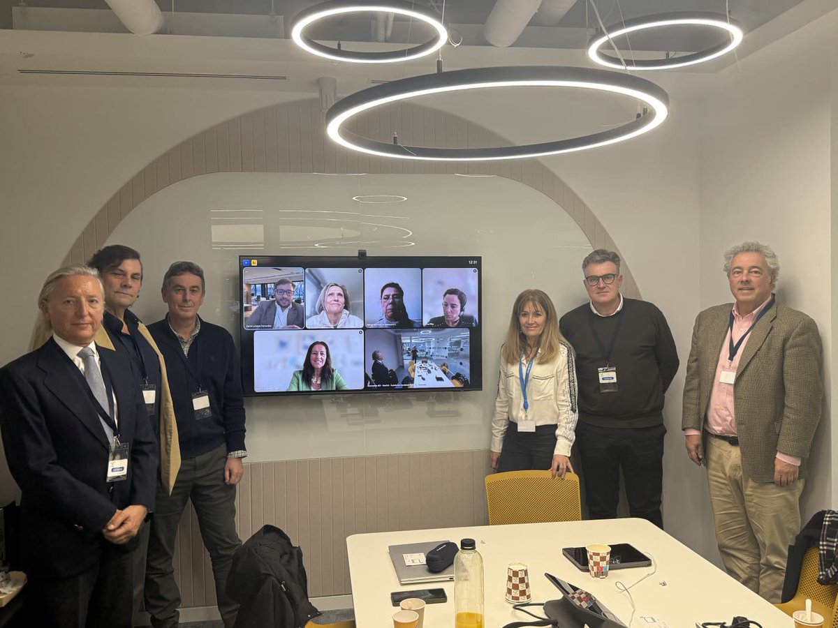 aec_es's tweet photo. La Comisión de Cultura de la #ComunidadAEC #Calidad se reúne en el Hub Fundación @Randstad_es  para abordar un tema fundamental: la #empleabilidad.
🫂 Un espacio de reflexión y diálogo 👉 Te invitamos a  sumarte a los próximos encuentros. ➡️ https://t.co/AWlIuID1CI https://t.co/lWpiI4Og0O