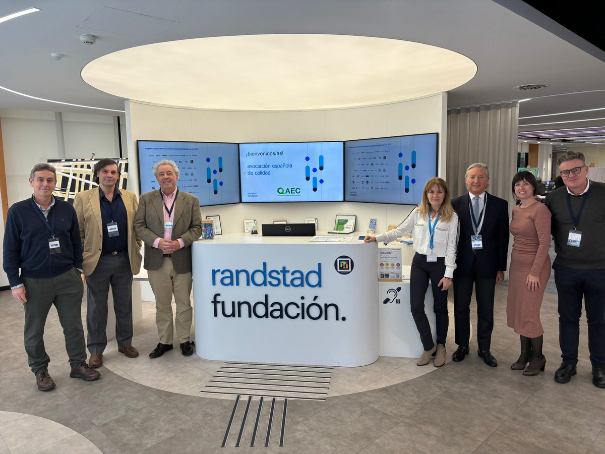 aec_es's tweet photo. La Comisión de Cultura de la #ComunidadAEC #Calidad se reúne en el Hub Fundación @Randstad_es  para abordar un tema fundamental: la #empleabilidad.
🫂 Un espacio de reflexión y diálogo 👉 Te invitamos a  sumarte a los próximos encuentros. ➡️ https://t.co/AWlIuID1CI https://t.co/lWpiI4Og0O