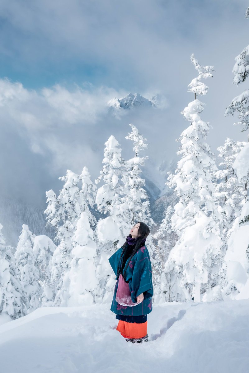 寒いですね！
京都は全然雪降らなかったので、寒いだけです笑

そろそろ雪を見に、恒例の着物雪山登山に行きたいところです！

photographer 華奢さん