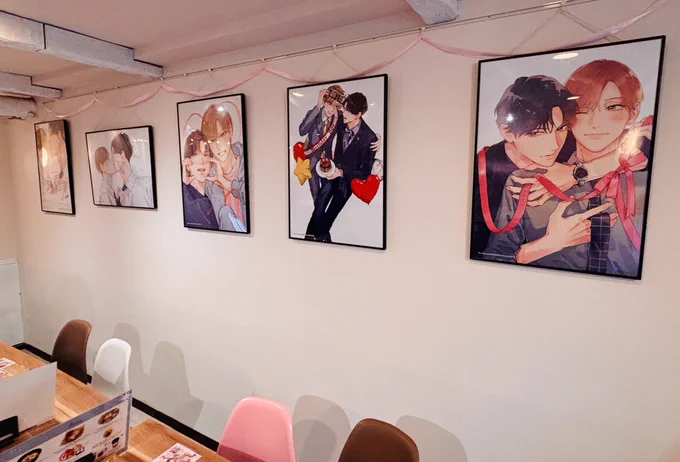 - ̗̀ 𝙤𝙥𝙚𝙣 ̖́- emocafe × #恋をするならひれ伏して ⋰ ハルモト紺先生描き下ろし 時藤&早瀬がお出迎え ⋱ 本日ハルモト先生がパネルにサインを 入れてくださいました キャストサイン入り ドラマCDポスターも掲示中 ぜひ #恋ひれカフェレポ のタグで
