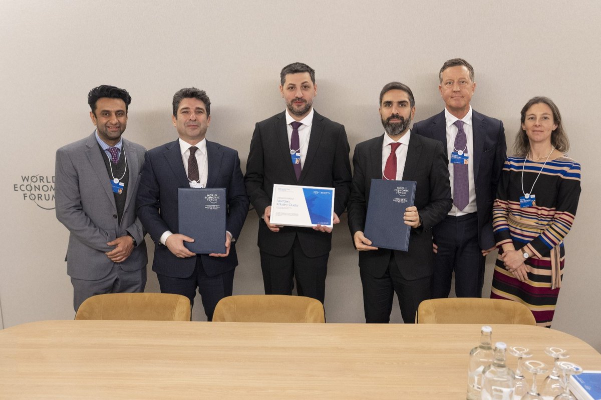 MinEconomyAZ's tweet image. DİF-in “Sənaye Klasterlərinə Keçid” qlobal təşəbbüsünə qoşulma Azərbaycanda sənayenin karbonsuzlaşmasına, ölkəmizin rəqəmsal transformasiyasına və dayanıqlı inkişafına təkan verəcək.

Ətraflı - shorturl.at/9aFG0

#EconomyAz