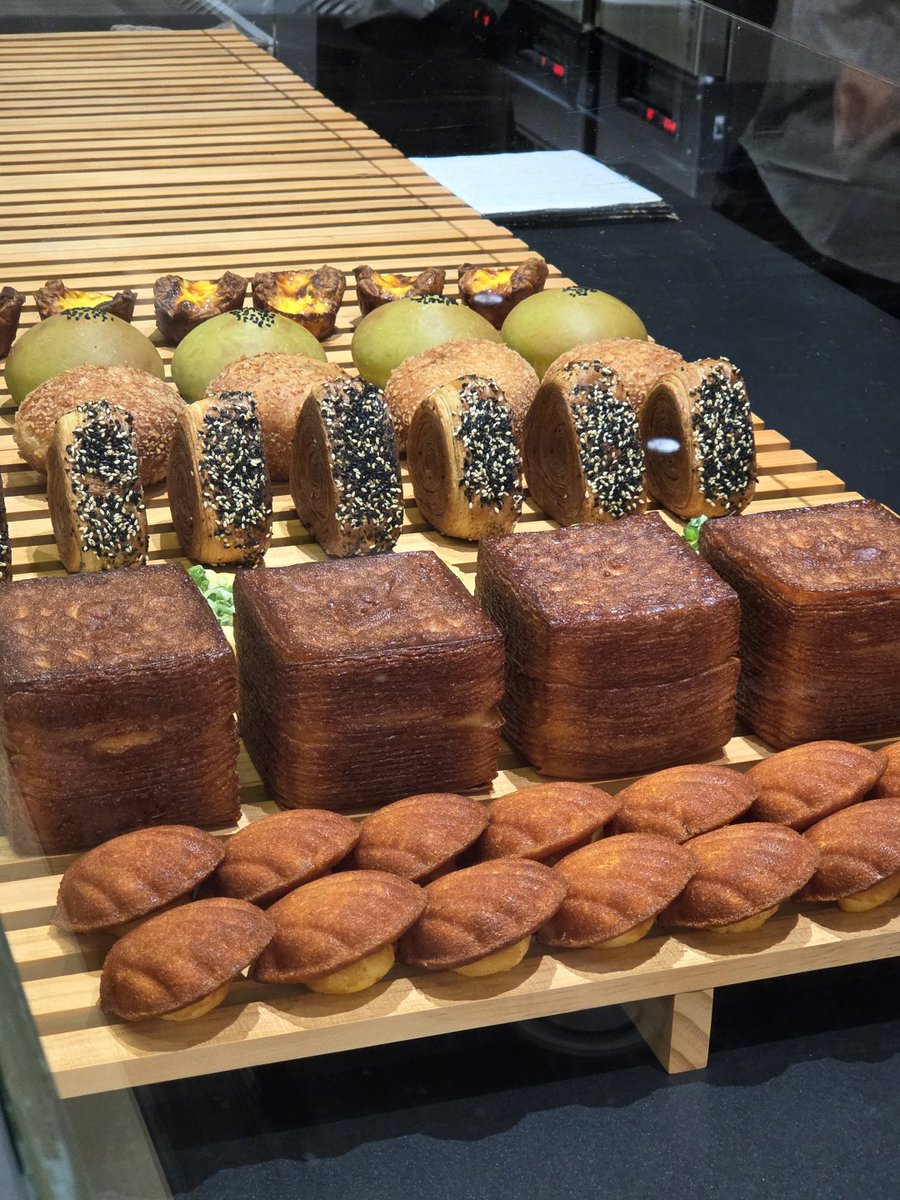 MarcoSushiii's tweet photo. I chose a small shop with beautiful cakes for breakfast🍽🍰🥮🍮 https://t.co/ENo62hYg1I