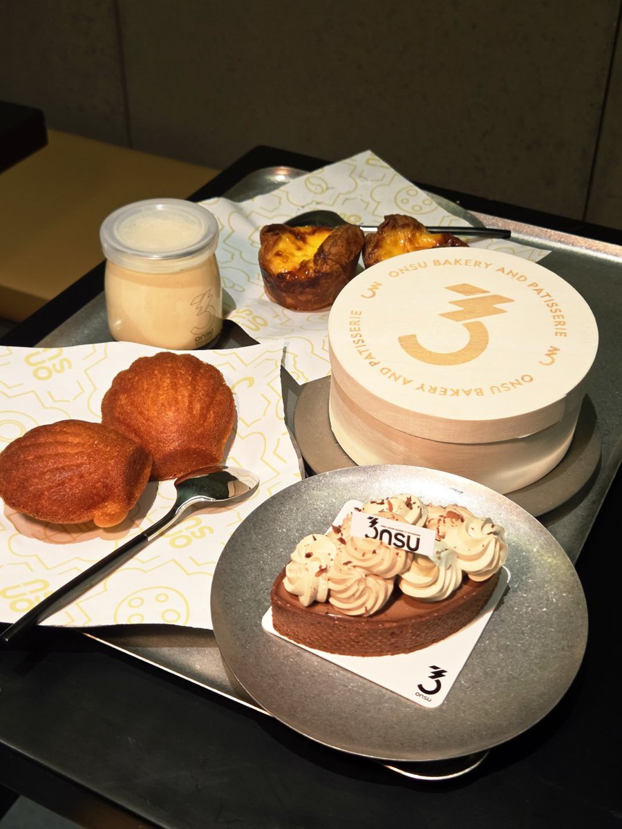 MarcoSushiii's tweet photo. I chose a small shop with beautiful cakes for breakfast🍽🍰🥮🍮 https://t.co/ENo62hYg1I