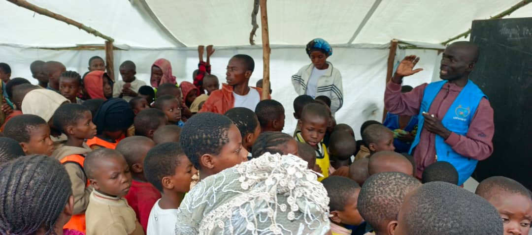 UPHWOBURUNDI's tweet photo. L’éducation en situation d'urgence est une lumière dans les moments les plus sombres.  
@UPHWOBURUNDI agit en urgence pour que les enfants réfugiés de Busuma ne soient pas laissés pour compte. #EducationEnUrgence #Solidarité https://t.co/Zx4VeDi6BT