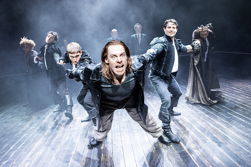 parisparisfr's tweet photo. À voir. Ivo van Hove met en scène Hamlet avec une troupe de la @ComedieFr, au @TheatreOdeon. S’appuyant sur une nouvelle traduction de Frédéric Boyer et sur la performance remarquable de Christophe Montenez, le metteur en scène explore la violence radicale du jeune Hamlet après l’assassinat de son père. 
@GGallienne.