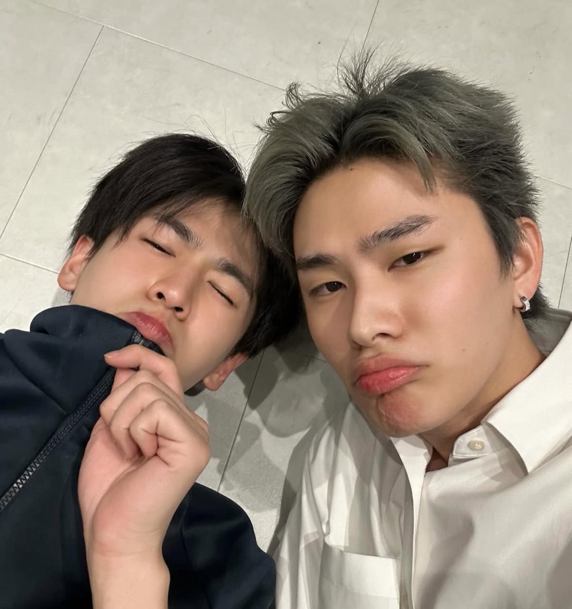 kkxpbg__'s tweet photo. 04 ไลน์ ไก่ทอดเกาหลีดิวะ นี่ขำมาก “พ่อแม่น้องพี่ก้โครตจะน่ารัก ผมรับประกันเคยไปกินข้าวด้วยกันแล้ว ขนาดบ้านเขาคนเกาหลีหมด ผมพูดไทยทั้งหมด คุยกันรู้เรื่องได้ไง นี่ เก่งไง555555”

บ้านคิมไทยแท้มากจะบ้า55555555555666

#THAIchayanon #JINWOOKkim https://t.co/l9NqU9JNm3