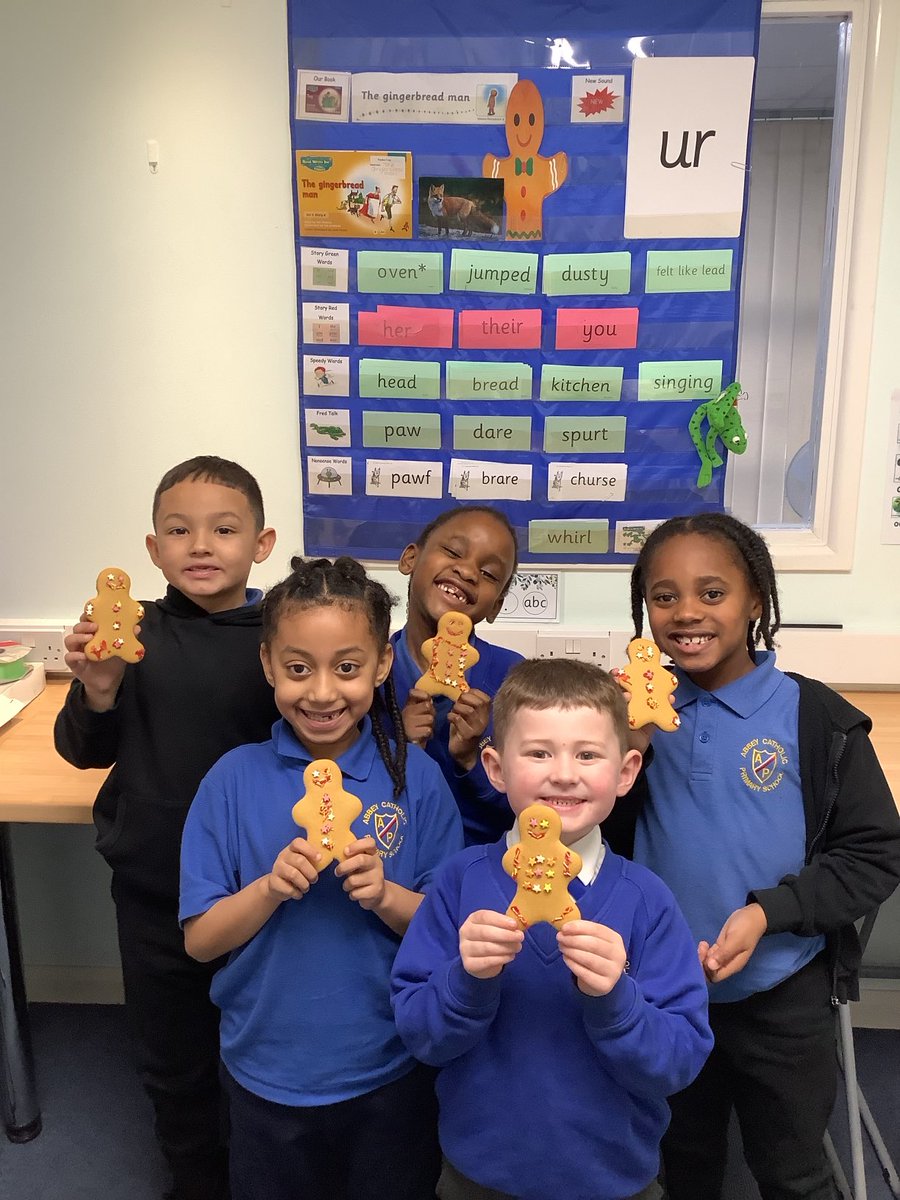 AbbeyPrimary's tweet image. #Phonics Year 2 phonic group had fun today decorating Gingerbread biscuits. This was their phonic reading book this week. 🤩
