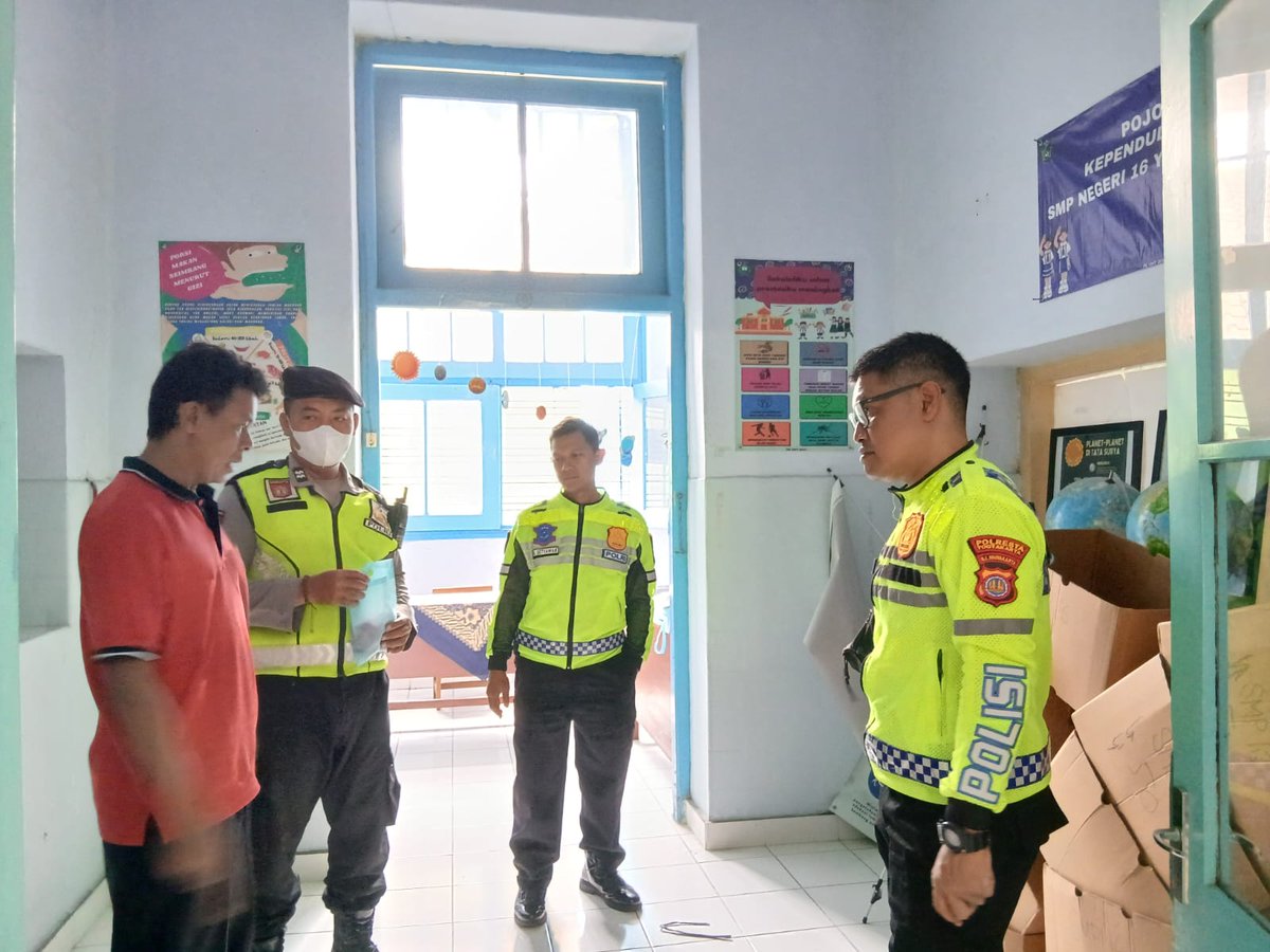 Aiptu Eko Susanto S.H. Panit Samapta dan Anggota Aipda Dodi dan Aipda Aris menggelar kegiatan wilayah sambang dialogis di SMP 16 Yogyakarta sehingga terjalin komunikasi yang baik
.