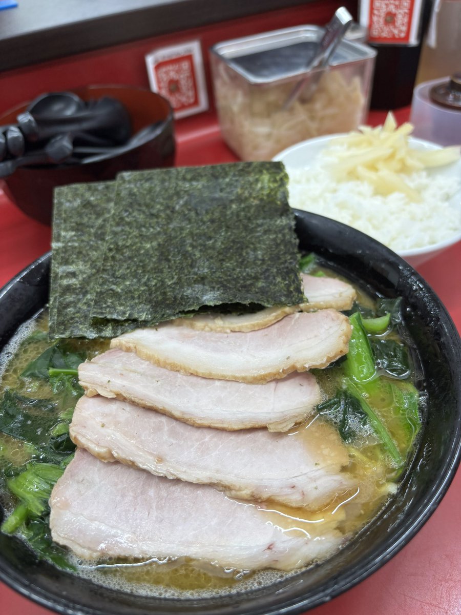 erimo7_common's tweet photo. 店に家系最強とか家系最高とか家系魂とか書いてある家系ラーメン必ず不味い説を唱える私ですが。
死ぬ前に何か一つ食べられるなら食べておきたい家系ラーメンを二つ貼っておきます。

一つって言ったよな？

#環家
#杉田家 https://t.co/IJMV0cfVIm