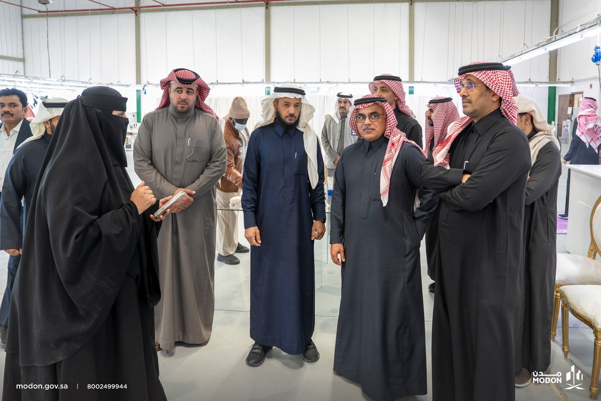 modon_ksa's tweet photo. في زيارته لمدينة سدير للصناعة والأعمال، معالي نائب وزير الصناعة والثروة المعدنية @KhlilBinSalamah يطلع وبحضور سعادة الرئيس التنفيذي لـ #مدن @M_Alargoubi على الأعمال الإنتاجية في مصنعي بوستن أونكولجي العربية المحدودة وجياد للملابس الرجالية، وأثرها في تنويع القاعدة الصناعية ودعم الصناعات المتخصصة.