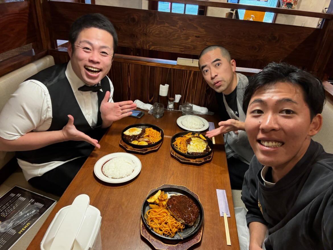 tetsuharu0628's tweet photo. 【🚕ただてつ更新🚕】
今回のお客様は、もくめ蝶のお二人！！
改めて劇場入りおめでとうございます！！
劇場入るまでやコンビ結成の裏話盛り沢山！！
最後らへんに話してる変わったバイトの話がオモロ過ぎた！！
是非覗いていってくだせえ！！
チャンネル登録お願いします🙇
https://t.co/ym3isMVxd9 https://t.co/aA4oZ6WNY4