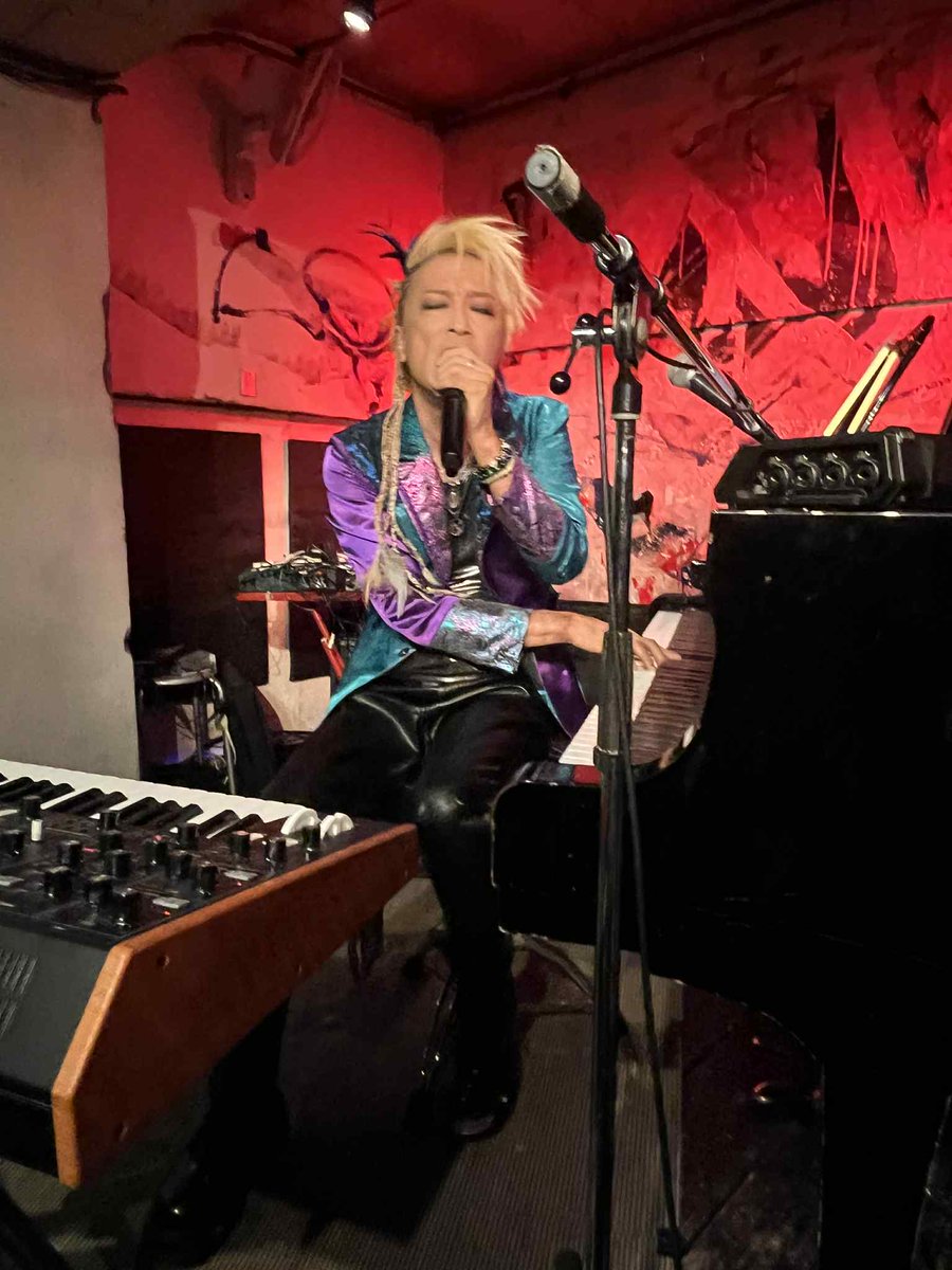 というわけで 4/11(土)にDIE solo やります 池袋ABSOLUTE BLUE です❣️🎹