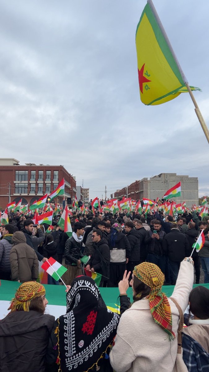baxtiar_'s tweet photo. کەلاری سەربەرز بۆ ڕۆژئاوا لە دەرەوەن✌️
#Kurdistan 
#Rojava ❤️☀️💚 https://t.co/YqQzXAzbKe