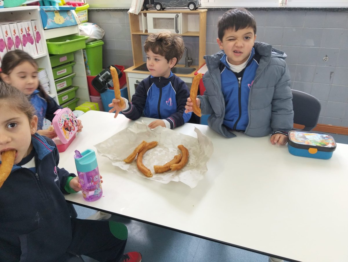 Hoy la clase de la seño Gloria ha recibido su premio por ganar el Concurso de Belenes de <a href="/ADEMARHu/">ADEMAR Huelva</a> ...¡Súper desayuno de churros!! #ViveMaristas #LaFamiliaQueEliges #eligeMaristas #SomosMaristas #másqueaulas