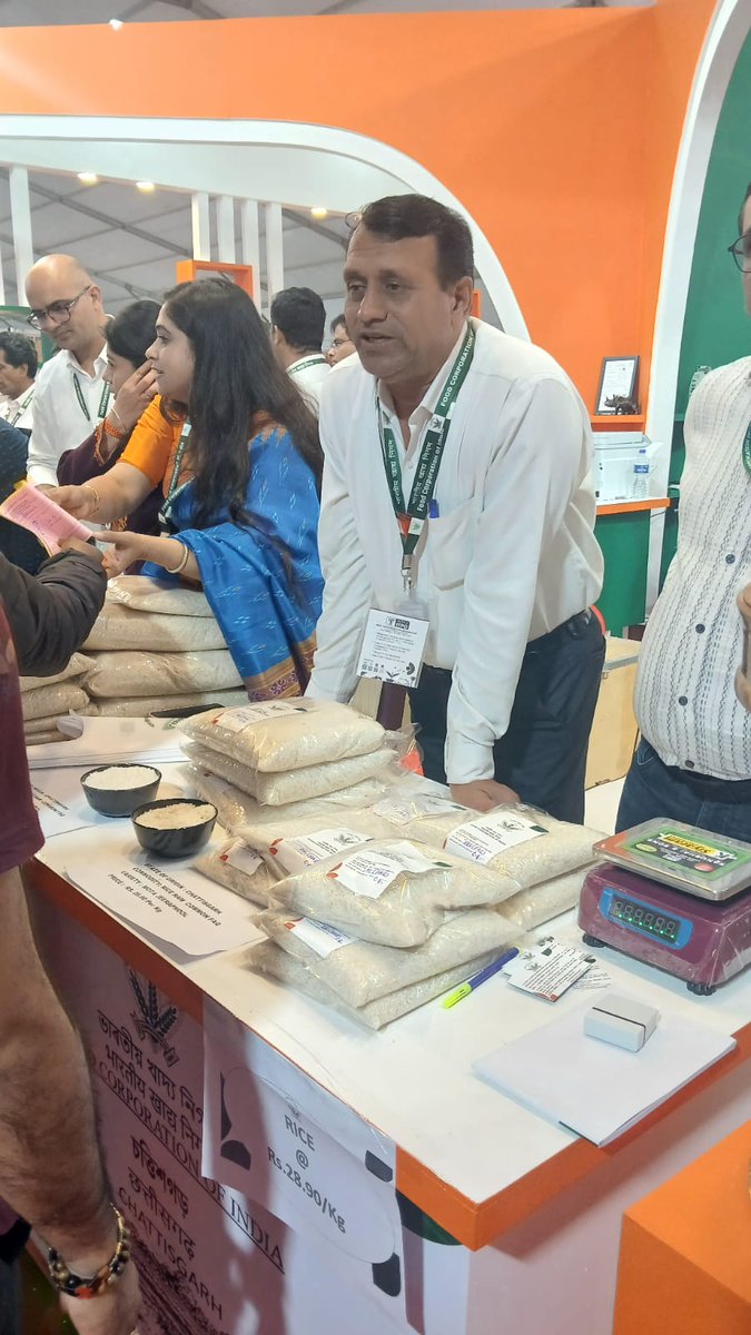 2/3
दिनांक 23.01.2026 को मेले में सभी काउंटरों पर जमकर खरीददारी हुई। कई आगंतुकों ने यह भी जानना चाहा कि मेले के बाद ये उच्च गुणवत्ता वाले चावल कहाँ और कैसे उपलब्ध होंगे—यह जनविश्वास का प्रमाण है।
<a href="/FCI_India/">Food Corporation of India</a> <a href="/fci_ne/">Food Corporation of India, Zonal Office(NE)</a> <a href="/ITPODesk/">ITPO - Bharat Mandapam</a>