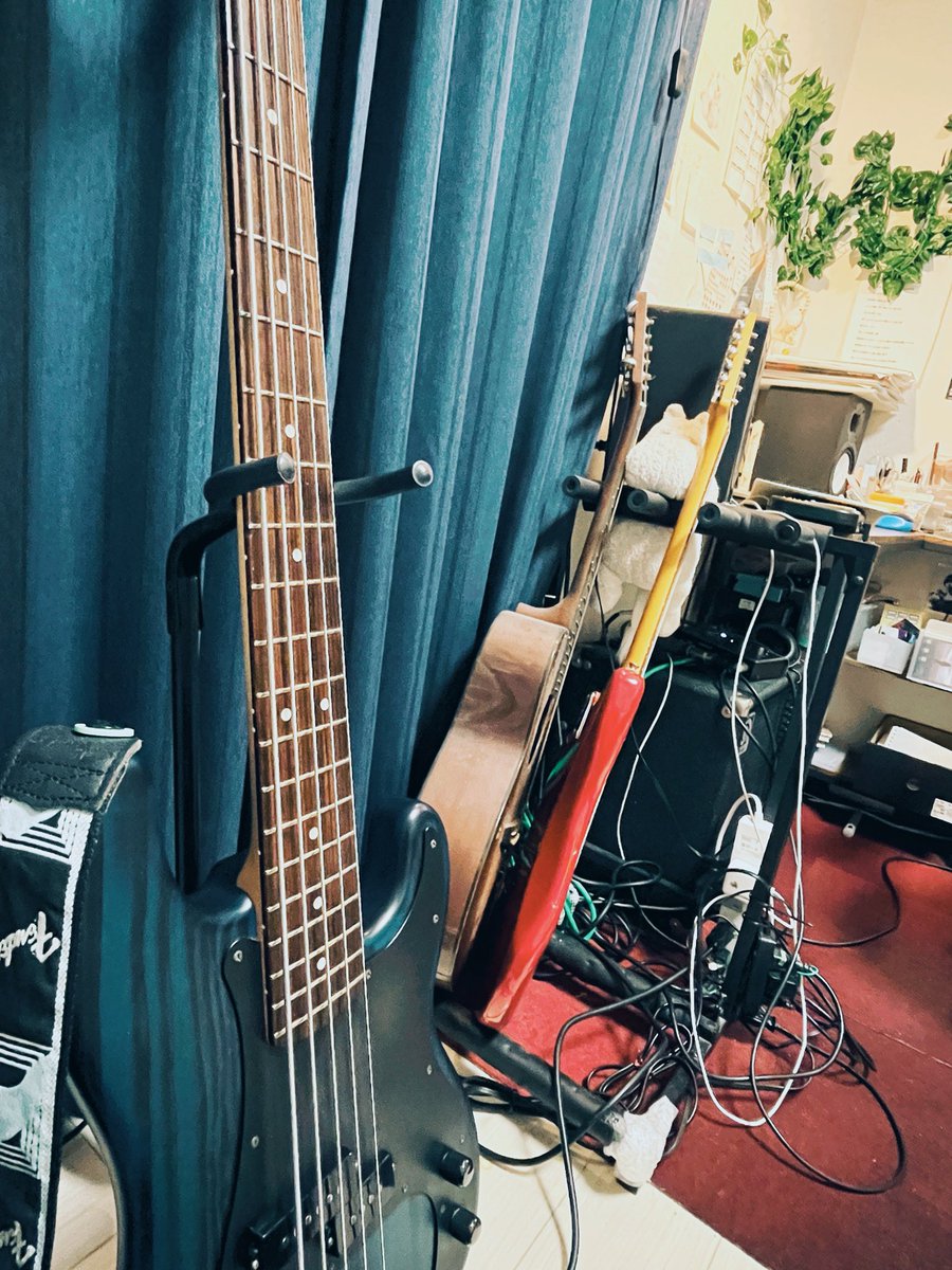 aoiyumi_bass's tweet image. 久しぶりに工房Pathに行ってベース見てもらいました。
何かと気合いで弾いてしまうので、もう少し定期的に調整しようと反省しました。。笑

このベース、本当にピッチが素晴らしいのと
ネックの特性なども分析してもらい
非常に勉強になりました📚いつもありがとうございます・・・・