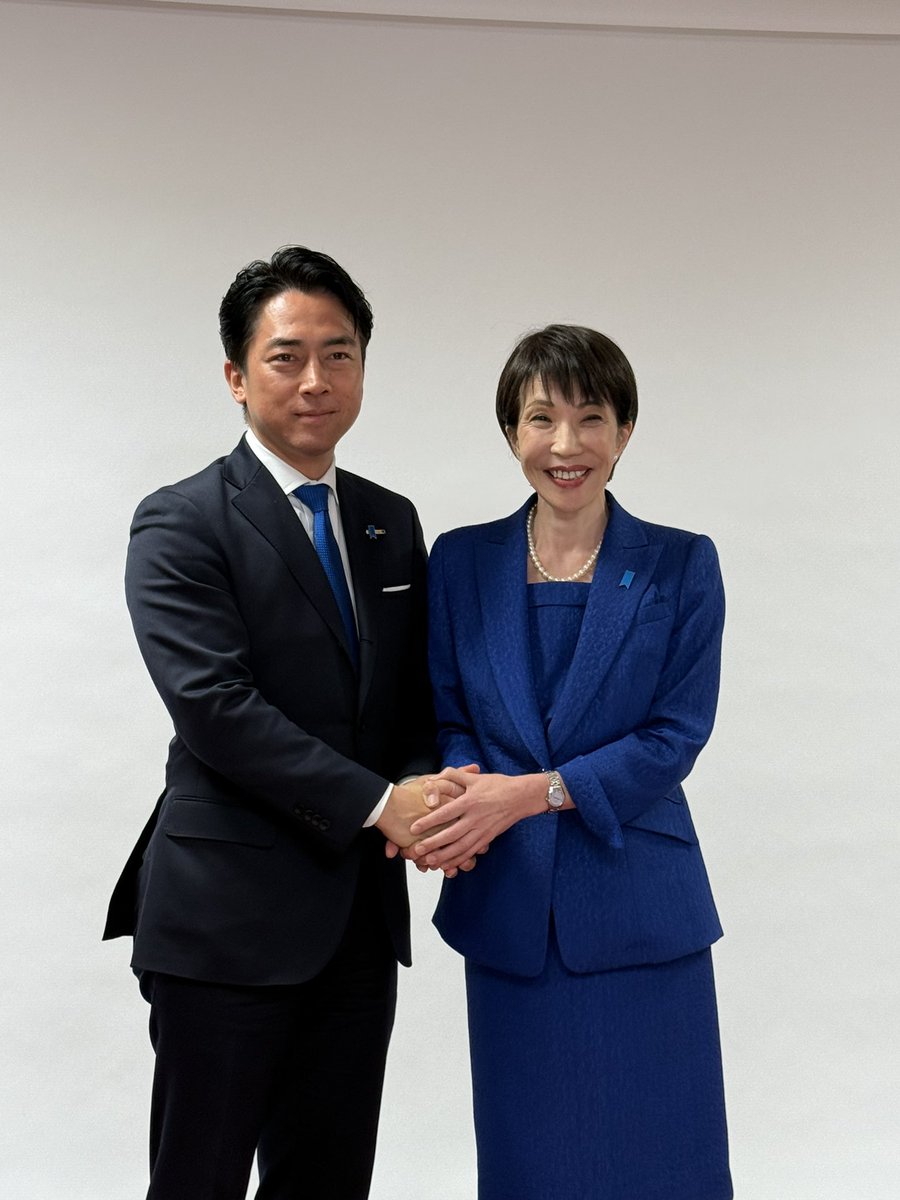 shinjirokoiz's tweet image. 解散を決定するための閣議に出席した際に、手元のメモ帳に書いたのがこれ。

「混迷か、再建か」

今回の総選挙で訴えていくメッセージです。

高市内閣が発足して約3ヶ月、防衛大臣として25万人の防衛省・自衛隊員とそのご家族を預かる重責を果たすために、緊張感を常に持ちながら働いてきました。…