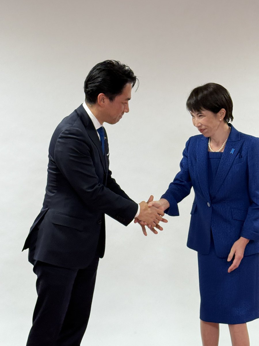 shinjirokoiz's tweet image. 解散を決定するための閣議に出席した際に、手元のメモ帳に書いたのがこれ。

「混迷か、再建か」

今回の総選挙で訴えていくメッセージです。

高市内閣が発足して約3ヶ月、防衛大臣として25万人の防衛省・自衛隊員とそのご家族を預かる重責を果たすために、緊張感を常に持ちながら働いてきました。…