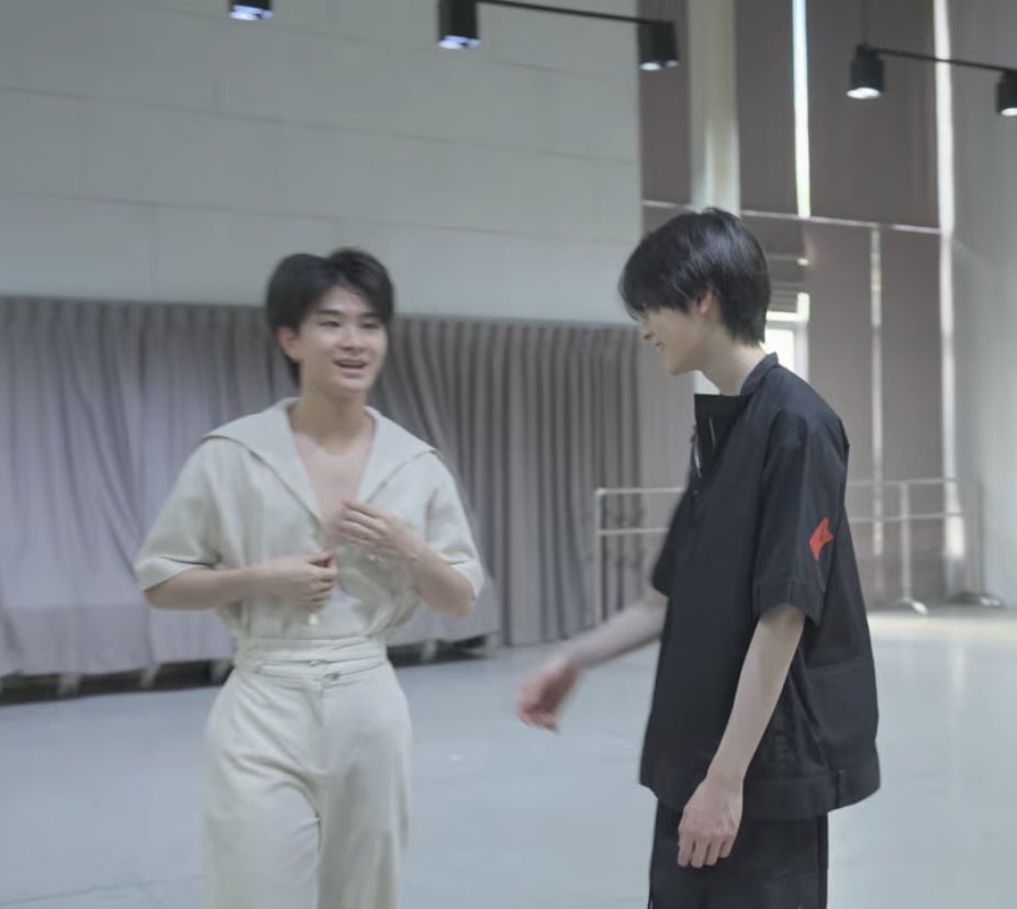 เธอ อชิไม่เล่น เธอทำอะไรเนี่ย มันโป๊นะครับทำดีๆ รู้ว่าสวยยังจะโชว์อีก หวงเเล้วนะครับ