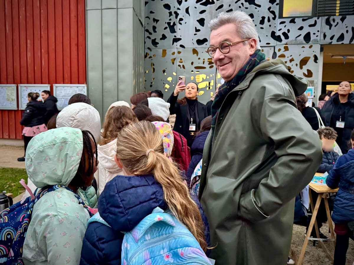 Devant l’école Fleurance, aux côtés des parents : depuis des semaines, 3-4 profs absents/jour sans remplacement.
L'inaction et le silence de <a href="/jlmoudenc/">Jean-Luc Moudenc</a>  et du rectorat doivent cesser .
 Nous  exigeons des conditions dignes pour apprendre.
<a href="/fbriancon/">François Briançon</a> #VivreMieux #Toulouse2026