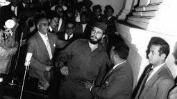 El primer viaje al exterior de #Fidel tras el triunfo de la Revolución fue precisamente a Venezuela. Los lazos entre ambos pueblos son indestructibles. La sangre derramada los estrecha más aún. #HonorYGloria