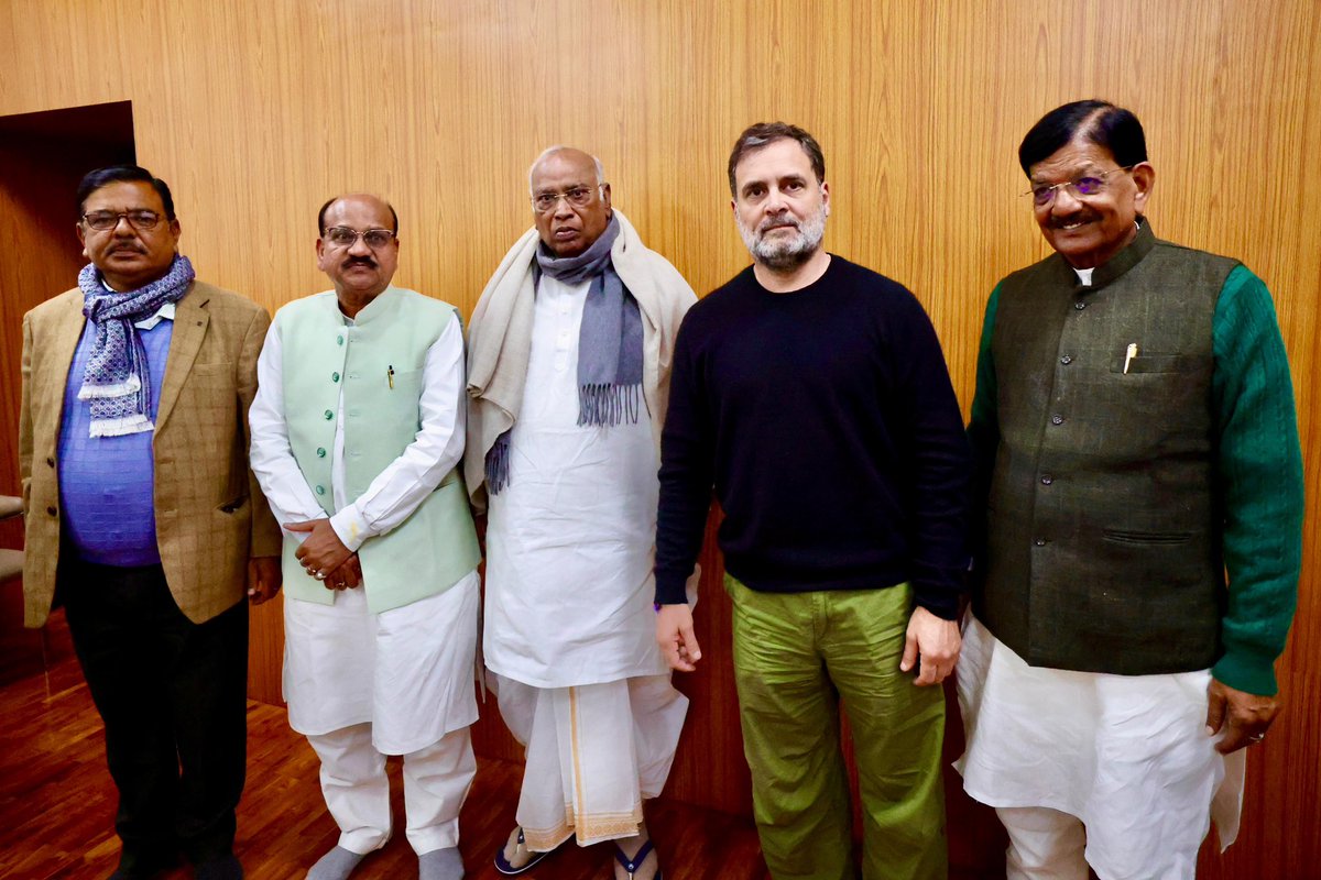 DrMadanMohanJha's tweet photo. नए साल में श्री @RahulGandhi जी और श्री @kharge जी से मुलाक़ात https://t.co/m358za4b4y