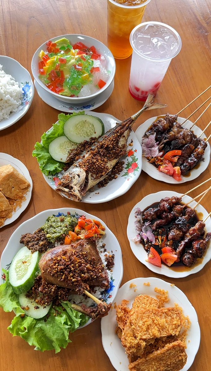 masclink_'s tweet photo. Kukira nasi bebek dengan lalapan dan sambal cuma 19.500 itu hoax ternyata beneran gaes. Bebek subsidi cabang jakal yang bisa kaya gini. Ada juga sate kambing yang dagingnya gendut-gendut itu cuma 23.500 aja!

Alamat : Jalan kaliurang km11 Jogja https://t.co/Tsf1d635LG