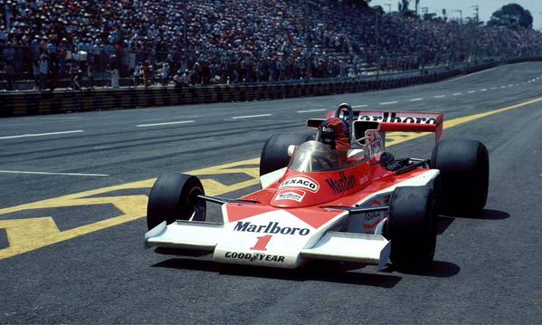Pasiontuerca's tweet photo. 23 DE ENERO 1977: Largando desde la 1° fila Carlos A. Reutemann gana el GP de Brasil en Interlagos con la Ferrari  312T2 a 181,720 kph en lo que seria su 1° triunfo con la casa de Maranello, completaron el podio James Hunt con Mclaren y Niki Lauda con otra Ferrari https://t.co/ga9KRJathz