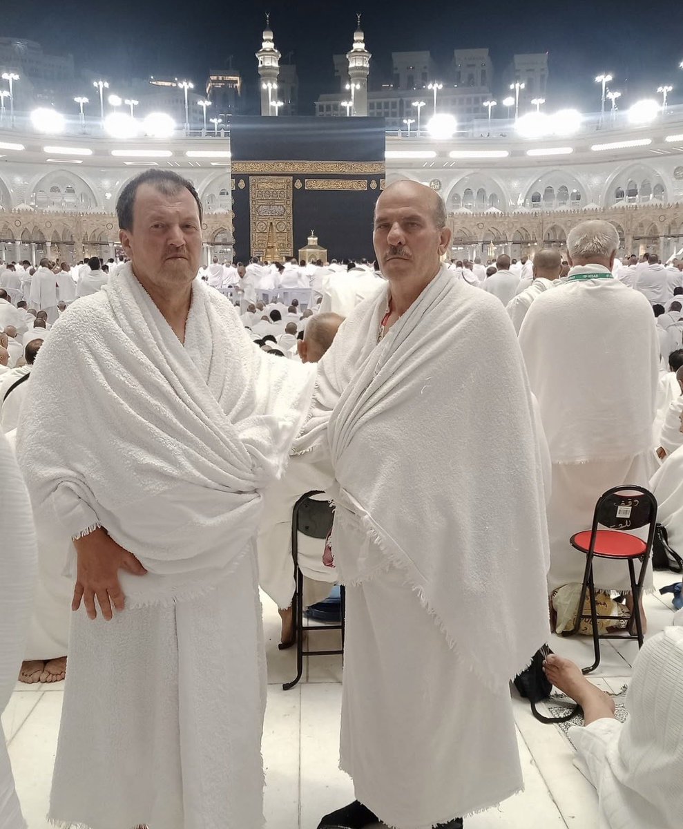 aykiri's tweet photo. Çorum’un İskilip ilçesinde yaşayan emekli kamyon şoförü Mehmet Kabakoğlu, eşiyle birlikte İskilip’ten yola çıkarak otomobiliyle Umre ziyareti için Mekke’ye ulaştı.

Yaklaşık 3 bin kilometrelik yolculuğuna 12 Ocak 2025 Pazartesi günü İskilip’ten başlayan Kabakoğlu, Cilvegözü Sınır Kapısı’ndan Suriye’ye giriş yaptı. 

Ardından Ürdün üzerinden Suudi Arabistan’a geçen Kabakoğlu, iki gün süren yolculuğun sonunda Suudi Arabistan’a ulaştı.