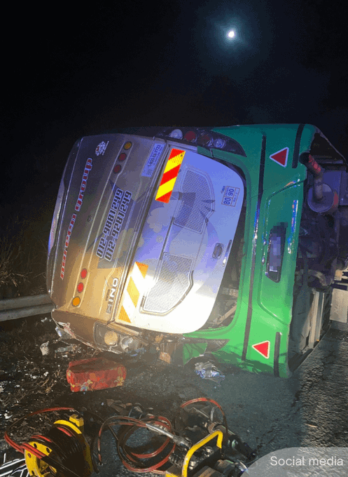 NewsBFM's tweet photo. A Transport Ministry special task force found the deadly Gerik bus crash that killed 15 UPSI students last June was caused by brake system failure, compounded by the driver’s actions while descending a slope.

The loss of control stemmed from a combination of mechanical failure and unsafe driving behaviour.

🧵1
