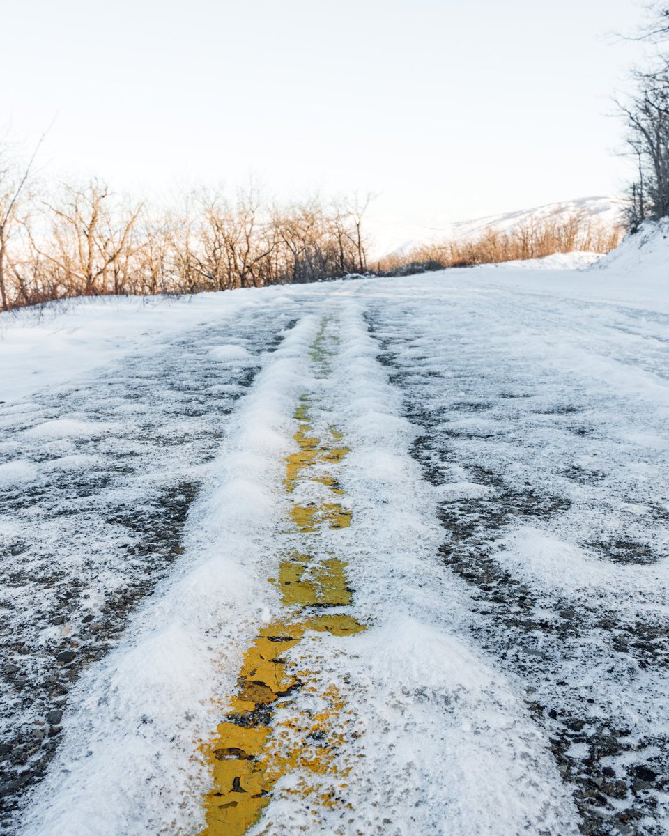 TxDOTSanAngelo's tweet image. Frost can make roads slick even when they look clear. Drive carefully, clear your windows completely, and stay aware of changing conditions. Visit DriveTexas.org before you travel. ❄️ 🚗⚠️ #TxDOT #TexasWinter #DriveSmart