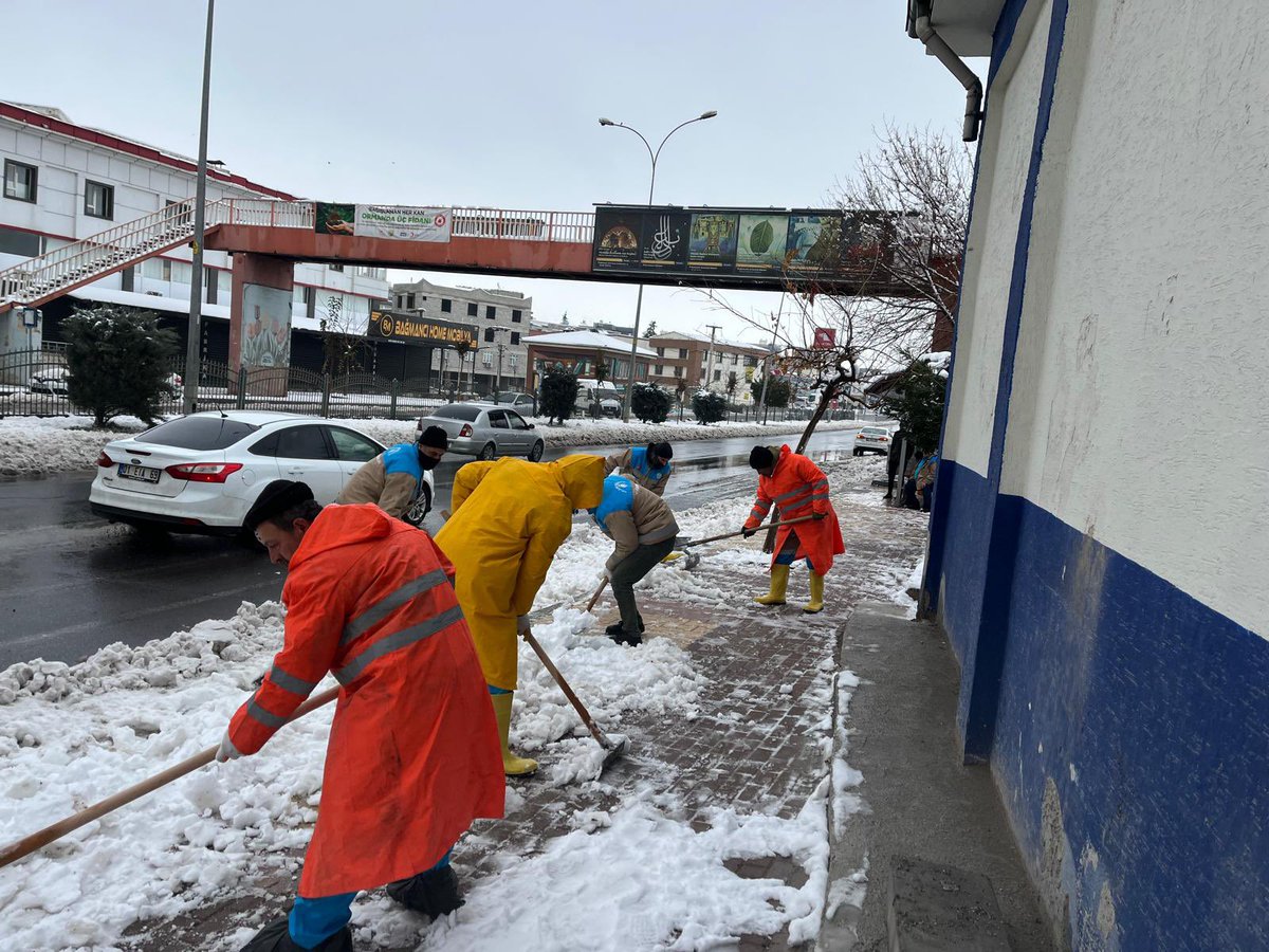 haliliye_bld's tweet photo. Kış şartlarına karşı sahadayız.💪 

Temizlik İşleri Müdürlüğümüze bağlı ekiplerimiz, yayalarımızın güvenliği için üst geçitler, kaldırımlar ve otobüs duraklarında çalışmalarını sürdürüyor. ❄️ https://t.co/BPDFmTSiqK