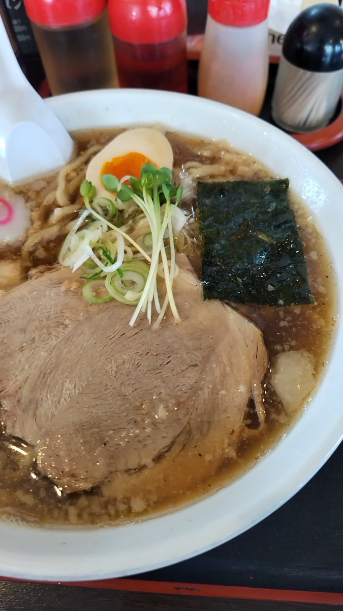 ComJasu's tweet image. 今日のお昼は
遅い時間に成ったけど
 #麺屋丸文 さん
#にぼしDX
#太麺
太麺残ってて良かった！
普段なら1時過ぎたら
御免なさい！って、言われたのに！🙌
#煮干し
#背脂
#ラーメン好きと繫がりたい
ご馳走様でしたっ！🙌
美味しかったです！🙌