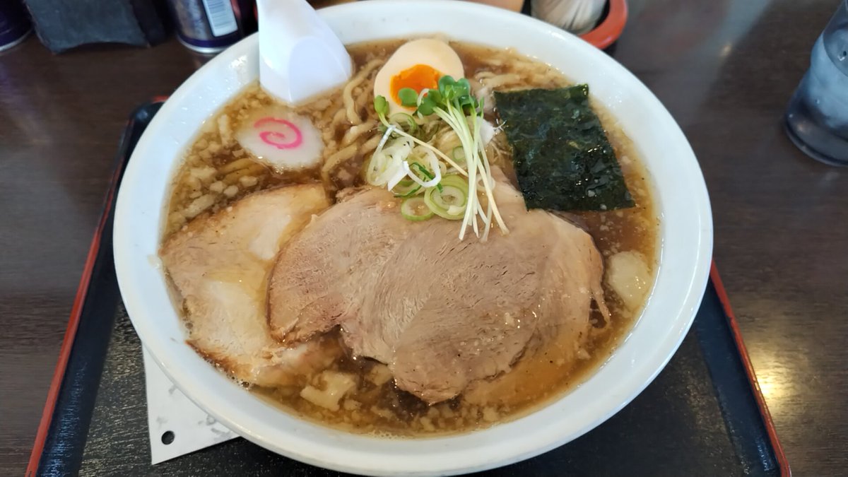 ComJasu's tweet image. 今日のお昼は
遅い時間に成ったけど
 #麺屋丸文 さん
#にぼしDX
#太麺
太麺残ってて良かった！
普段なら1時過ぎたら
御免なさい！って、言われたのに！🙌
#煮干し
#背脂
#ラーメン好きと繫がりたい
ご馳走様でしたっ！🙌
美味しかったです！🙌