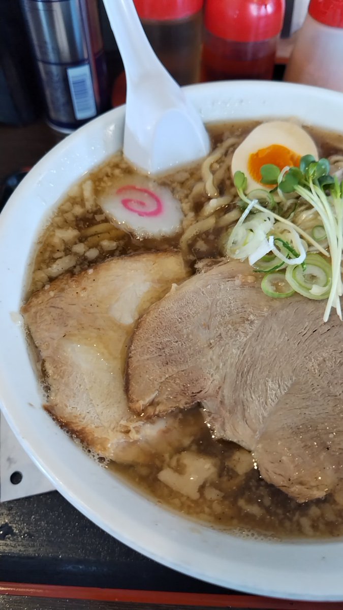 ComJasu's tweet image. 今日のお昼は
遅い時間に成ったけど
 #麺屋丸文 さん
#にぼしDX
#太麺
太麺残ってて良かった！
普段なら1時過ぎたら
御免なさい！って、言われたのに！🙌
#煮干し
#背脂
#ラーメン好きと繫がりたい
ご馳走様でしたっ！🙌
美味しかったです！🙌