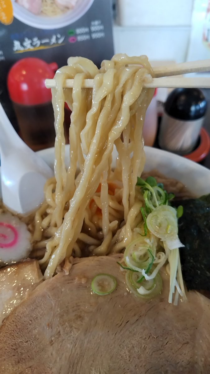 ComJasu's tweet image. 今日のお昼は
遅い時間に成ったけど
 #麺屋丸文 さん
#にぼしDX
#太麺
太麺残ってて良かった！
普段なら1時過ぎたら
御免なさい！って、言われたのに！🙌
#煮干し
#背脂
#ラーメン好きと繫がりたい
ご馳走様でしたっ！🙌
美味しかったです！🙌