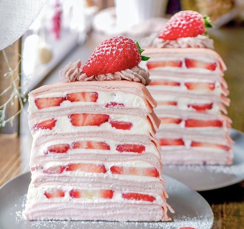 sweetroad5's tweet image. 東京都上野駅近くにあるお店「Lupi Coffee」の、こしあん×生クリーム×マスカルポーネのまろやかな“こし餡クリーム”とラムが香るラムバニラマスカルクリーム、とちあいか苺を重ねた「苺たっぷりこし餡クリームのミルクレープ」✨