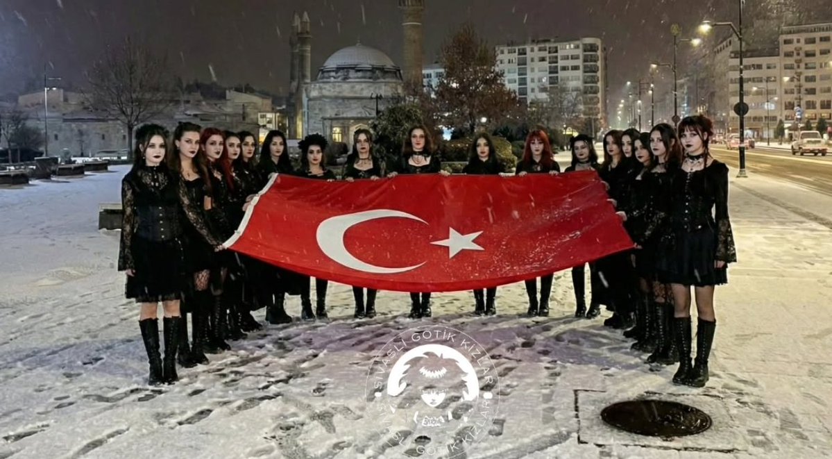 dailyyturkiye's tweet image. Sivaslı Gotik Kızlar Derneği, Türk bayrağına yapılan saldırıya, Cumhuriyet Meydanı'nda dev bayrak açarak tepki gösterdi.