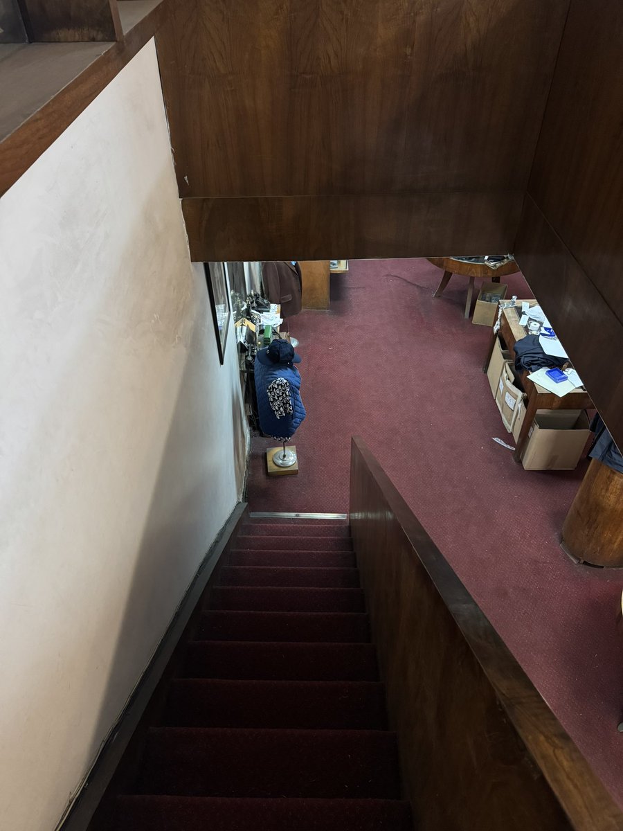 Esta emblemática tienda cierra después de 90 años pues el dueño del local les ha pedido el espacio para una tienda de cosméticos peruanos.  😣 pueden visitarla estas últimas semanas en Av. 5 Mayo 19, Centro.