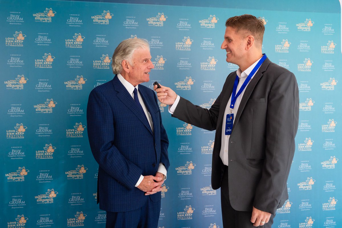 Franklin_Graham's tweet image. It was great to meet @UriahLyford today at our press conference in Siem Reap. Uriah has served with @YWAM in Cambodia for more than 10 years. He asked what was the most important leadership lesson I ever learned from my father, @BillyGraham. I told him when he first asked me to…