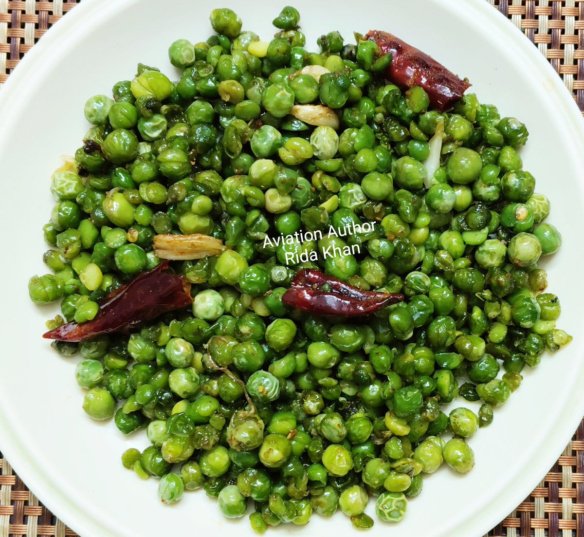 mohd_ridakhan's tweet image. Before winter says goodbye, fried fresh green peas are necessary to enjoy 😊. Fried in garlic &amp;amp; dried red chilli.. added salt+ red chilli pwdr+ roasted cumin pwdr.. 
#cooking #foodie #snack #food