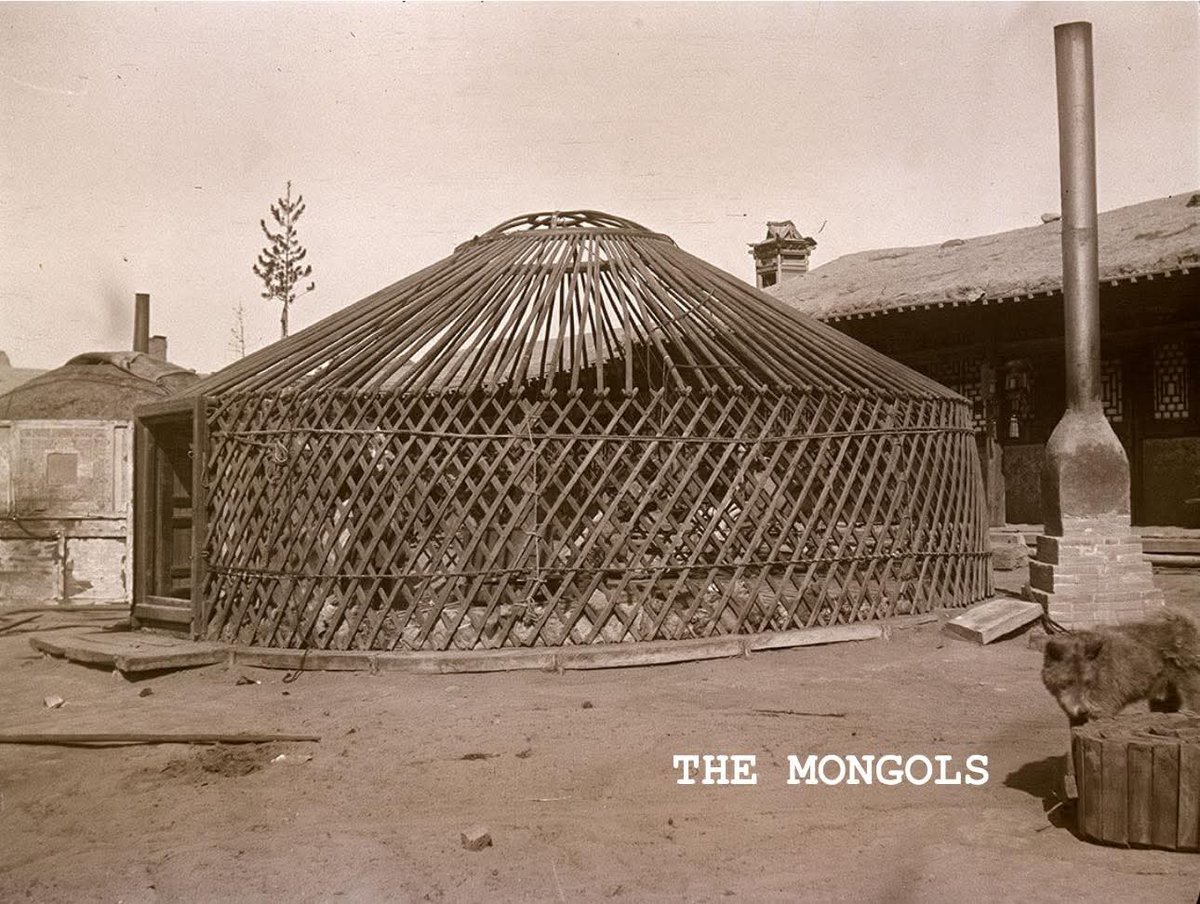 DBatzorig0707's tweet image. Бид өнгөрсөн зуунаас гэрээ халаах тал дээрээ нэг их гавьсан юм алга юм шиг.
Хүрээний гэр халаалтын технологи
Лувсанжанцан бэйсийн гоёмсог гэр. Оскар Мамен өглөөний сэрүүн агаар тооноор орж ирж байсан ч, гал түлсэн ул мөр огт харагдахгүй байхад гэрийн доторх температур тун таатай…